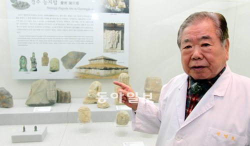 단국대 석주선기념박물관에서 정영호 관장이 경주 능지탑 유물을 설명하고 있다. 그는 “문화재를 ‘내 것’이라 생각하면 소중히 여기게 되고, 소중히 여기면 문화재는 영원히 보존될 수 있다”며 문화재에 대한 애정을 당부했다. 용인=김경제 기자 kjk5873@donga.com