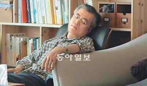 “서민의 대통령” 민주통합당 문재인 대선후보 방송광고의 한 장면. 집 안 거실에 앉아 연설문을 읽다 잠든 문 후보의 모습을 통해 친근하고 서민적인 이미지를 강조하고 있다. 민주통합당 제공