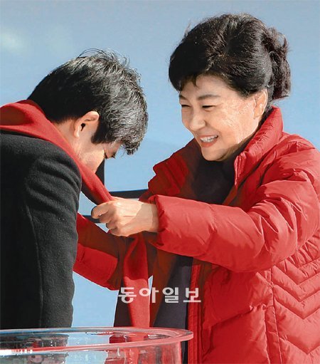 새누리당 박근혜 후보가 대전역 광장에서 수화 찬조연설자에게 빨간 목도리를 선물하며 직접 목에 둘러주고 있다. 대전=김동주 기자 zoo@donga.com