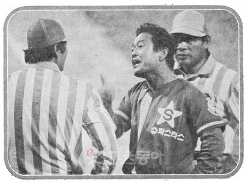 1983년 6월 1일 잠실 MBC전에서 삼미 김진영 감독(오른쪽)이 심판에게 격렬히 항의하고 있다. 이 사건이 발단이 돼 김 감독은 구속됐고, 삼미도 힘을 잃었다. 스포츠동아DB