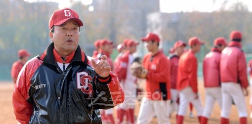 인천야구의 추억을 고스란히 간직하고 있는 금광옥 동산고 감독. 금 감독은 모교 동산고에서 후배들을 육성하며 여전히 인천야구를 지키고 있다. 인천｜김종원 기자 won@donga.com 트위터 @beanjjun