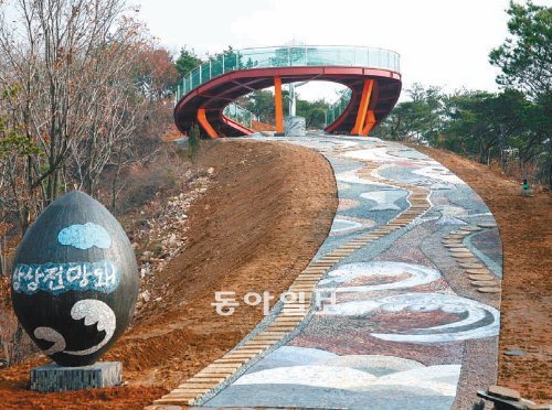 바다향기 수목원 내에 있는 ‘상상전망돼’는 국내 최대 규모인 길이 70m, 폭 5m 크기의 도자기로 만든 슬로프로 ‘무엇이든지 전망된다’는익살스러운 뜻을 담고 있다.