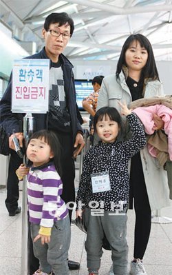 “우리 이제 떠나요.” 14일 오후 5시. 이은
서 민계원 씨 가족이 인천공항 출국장 앞에
섰다. 소미는 첫 방문. 민 씨와 이 씨, 혜송
이는 4년 만의 베트남 나들이다. 오전 6시
부터 서두른 여정. 벌써 11시간이 흘렀다.
아직도 갈 길이 멀다.