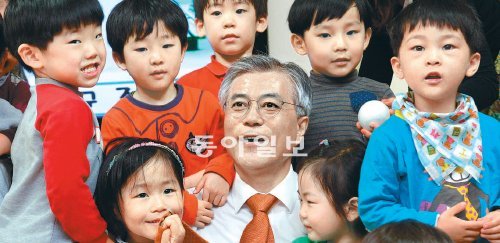 아이들과 함께 민주통합당 문재인 대선후보가 28일 대전 유성구 신성동 사이언스 신성어린이집을 방문해 어린이들에게 둘러싸인 채 사진을 찍고 있다. 대전=안철민 기자 acm08@donga.com