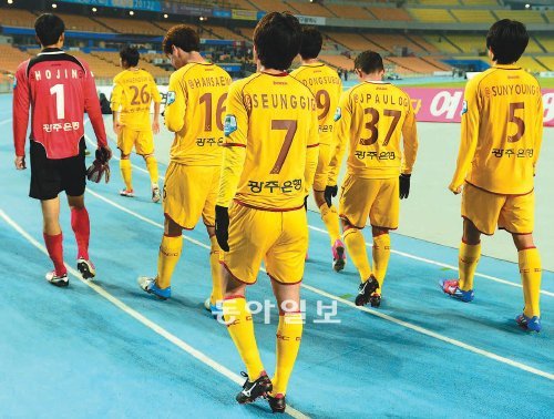 ‘고개 숙인 광주.’ 그동안 한 번도 패한 적이 없던 대구에 28일 0-2로 지면서 내년 시즌 2부 리그 강등이 결정된 광주 선수들이 경기 후 맥 빠진 모습으로 고개를 숙인 채 라커룸으로 향하고 있다. 광주가 날린 16차례의 슛은 야속하게도 모두 골문을 외면했다. 대구=박화용 스포츠동아 기자 inphoto@donga.com