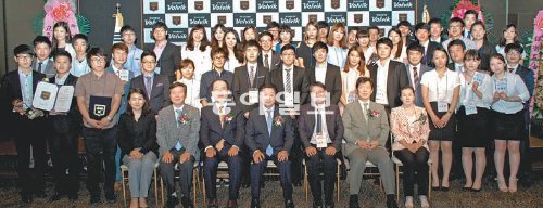 국산 골프공 제조사 볼빅은 마케팅 공모전을 통해 대학생들에게서 참신한 아이디어를 얻고 있다. 6월 열린 제2회 마케팅 공모전 시상식 때 문경안 볼빅 회장(앞줄 가운데) 과 입상자들이 포즈를 취했다. 볼빅 제공