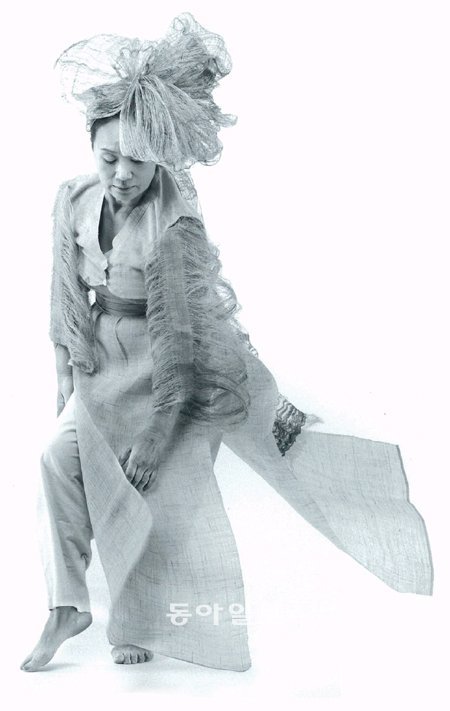 한국무용가 김매자 씨는 ‘봄날은 간다’ 공연에서 자신의 60년 춤 인생의 회한을 표현한 11분 독무를 춘다. 사진작가 김중만 씨 제공