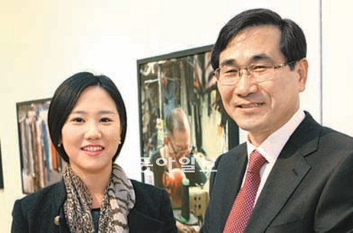 작품 앞에 선 아빠와 딸.