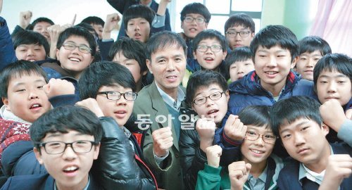 제자들 사이에서 ‘꿈과 희망을 전하는 선생님’으로 통하는 김창완 교사(가운데). 너무나힘들었던 가난했던 시절을 생각하면 웃음만 나온다는 그는 “앞으로 어려운 제자나 후배를 위해 힘닿는 데까지 도울 생각”이라고 말했다. 차준호 기자 run-juno@donga.com