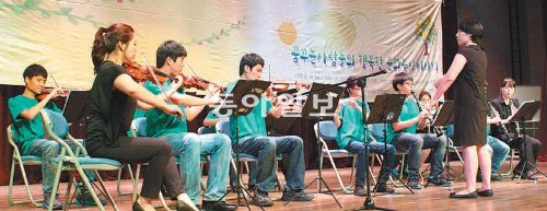 발달장애인으로 구성된 영종예술단이 다음 달 1일 청소년수련관에서 사랑나눔 공연을한다. 8월 인천 영종도 하늘문화센터에서 연주하고 있다. 영종예술단 제공