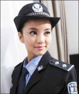 얼짱 여경 행세를 하며 야한 사진을 SNS를 통해 올린 한 중국 여성에게 처음으로 실형이 선고됐다.