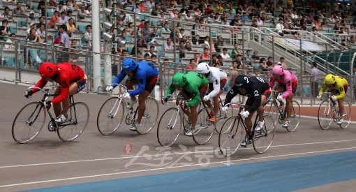 광명스피돔 경주로에서 치열한 경쟁을 벌이는 선수들. 2013년 등급변경 심사기준일이 3주밖에 남지 않아 승급과 강급이 예상되는 선수들의 경주가 베팅의 중요한 변수로 작용할 전망이다. 스포츠동아DB