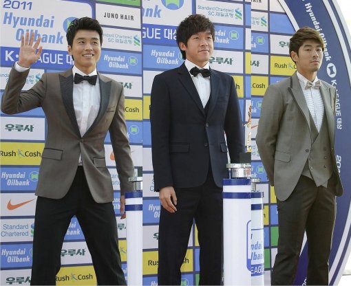 지난 시즌 시상식에서 포즈를 취한 이동국(전북현대), 황진성(포항스틸러스), 하대성(FC서울) 선수(왼쪽부터).