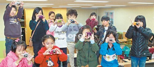 뭔 말이 필요할까. 직접 찍어보면 되지. 아이들이 일제히 일어나 앞자리에 있는 선생님의 얼굴을 하이앵글로 직접 찍어본다.