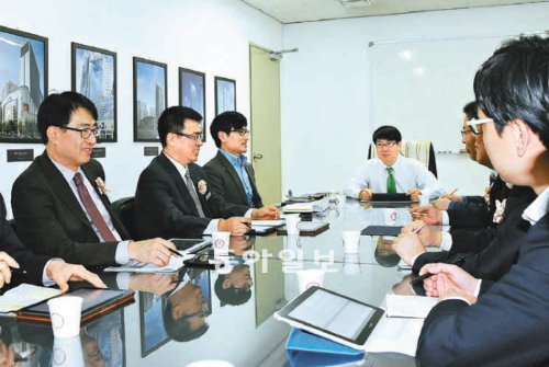 29일 롯데백화점 대구점 6층 회의실에서 홍성호 점장(가운데)과 직원들이 지역상생연구회를 열어 인근 번개시장과의 협력 방안을 얘기하고 있다. 롯데백화점 대구점 제공