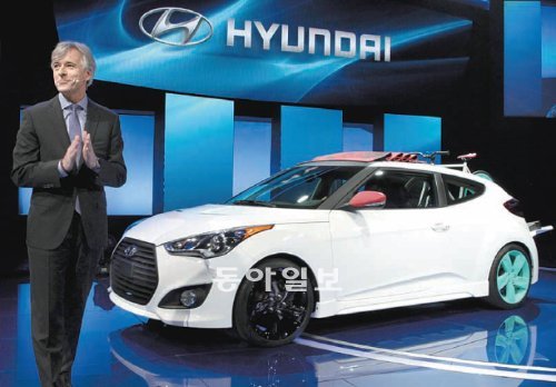 현대차 ‘벨로스터 C3’ 공개 28일(현지 시간) 미국 로스앤젤레스 컨벤션센터에서 개막한 ‘2012 LA 오토쇼’에서 존 크라프칙 현대차 미국판매법인 사장이 준중형 컨버터블(지붕개폐형) 모델인 ‘벨로스터 C3’를 선보이고 있다. 현대자동차 제공