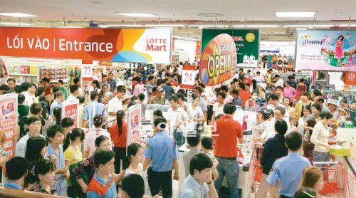 롯데마트 베트남 3호점 문 열어 롯데마트가 29일(현지 시간) 베트남 동나이 성 비엔호아 시에 개장한 
롯데마트 동나이점에 고객들이 몰려 북새통을 이루고 있다. 동나이점은 롯데마트가 2년 4개월 만에 베트남에 문을 연 베트남 
3호점으로 롯데마트는 이 점포까지 해외에서 총 133개 점포를 운영하게 됐다. 롯데마트 제공