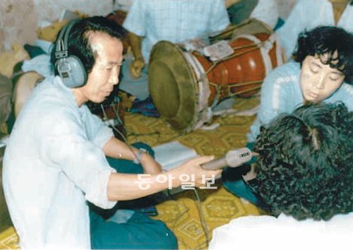 1970년대 남도 곳곳을 찾아다니며 민속자료를 수집하고 있는 고 지춘상 교수. 지 교수가 평생 현장에서 채집한 2만여 건의 자료가 29일 아시아문화중심도시추진단에 기증됐다. 아시아문화중심도시추진단 제공