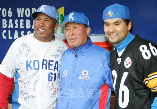 박찬호는 태극마크에도 유독 애착을 보였다. 2006년 제1회 월드베이스볼클래식(WBC) 때는 김인식 대표팀 감독(왼쪽)의 부름을 받고 마무리투수를 맡아 4강 신화에 일조했다. 스포츠동아DB