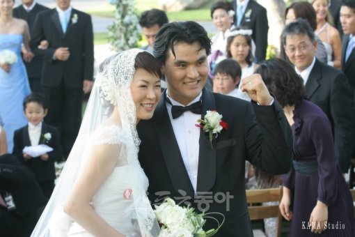 7년 전 그 시간, 하와이에서 박리혜 씨와 행복한 결혼식을 올렸다. 30일 오전 은퇴기자회견에서 박찬호는 “7년 전처럼 오늘 많은 축하를 받아서 행복하다”고 말했다. 스포츠동아 DB