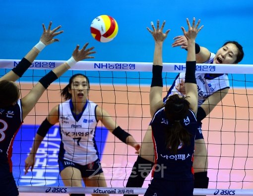 기업은행 박정아(맨 오른쪽)가 29일 KGC인삼공사와 경기에서 가로막기를 피해 공격을 시도하고 있다. 대전｜박화용 기자 inphoto@donga.com 트위터 @seven7sola