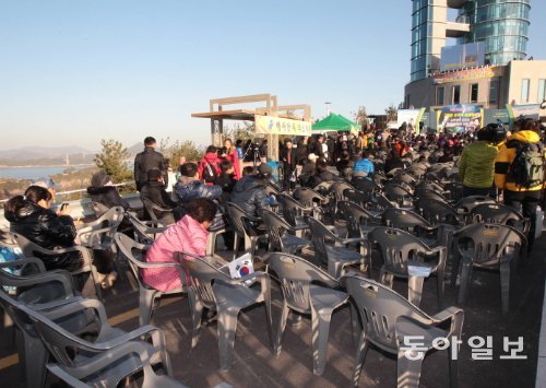 “아쉽다” 29일 전남 고흥군 고흥우주발사전망대에 모인 관람객들이 나로호 발사 중지 소식을 접한 뒤 실망감을 감추지 못하고 있다. 고흥=박영철 기자 skyblue@donga.com