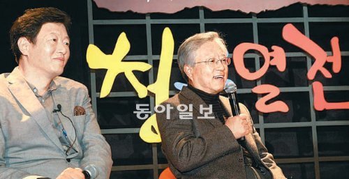 이석채 KT 회장(오른쪽)과 ‘아프니까 청춘이다’의 저자 김난도 서울대 교수가 29일 KT 서울 광화문 본사에서 토크콘서트 ‘청춘열전’에 나와 200여 명의 젊은이들 앞에서 얘기를 나누고 있다. KT 제공