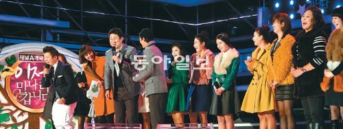 채널A 1주년 특집 ‘이제 만나러 갑니다’ 공개녹화 종합편성TV 채널A 개국 1주년 특집으로 진행된 
프로그램 ‘이제 만나러 갑니다’ 공개녹화가 29일 오후 6시 30분부터 두 시간 동안 서울 청계광장에서 진행됐다. 추운 날씨에도 
관객 500여 명이 자리를 가득 채웠다. 탈북여성 출연자들을 비롯해 가수 설운도, 박완규, 노을, 인순이가 축하무대를 펼쳤다. 
인순이가 탈북자 대안학교인 삼흥학교 어린이들과 함께 ‘거위의 꿈’을 부를 땐 관객들의 눈시울도 붉어졌다. 박영대 기자 
sannae@donga.com