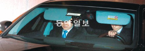 취재진 피한 韓총장 ‘빈차 출퇴근’ 29일 오후 9시 20분경 한상대 검찰총장의 관용차가 조수석에 
수행원만 탄 채 서울 서초동 대검찰청 주차장을 빠져나가고 있다. 한 총장이 어떻게 퇴근했는지는 확인되지 않는다. 한 총장은 30일
 0시까지도 서울 용산구 동부이촌동 자택으로 귀가하지 않았다. 자택은 저녁 내내 불이 꺼져 있었다. 앞서 29일 출근길에도 한 
총장은 관용차를 이용하지 않았다. 장승윤 기자 tomato99@donga.com