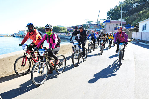 참가자들이 자전거 라이딩을 하고 있다.