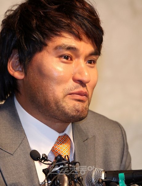 공식 은퇴를 선언한 박찬호(39) 선수가 30일 오전 11시 서울 소공동 플라자호텔에서 가진 은퇴 기자회견에서 눈물을 흘리며 기자들의 질문에 답하고 있다. 김종원기자 won@donga.com 트위터 @beanjjun
