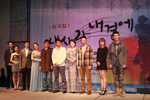 90년대 인기 작곡가 오태호의 히트곡으로 만들어진 뮤지컬 ‘내사랑 내곁에’의 제작발표회. ‘내사랑 내곁에’, ‘사랑과 우정사이’, ‘세상에 뿌려진 사랑만큼’, ‘한 사람을 위한 마음’ 등 친숙한 곡들이 등장한다. 사진제공｜보보스컴퍼니