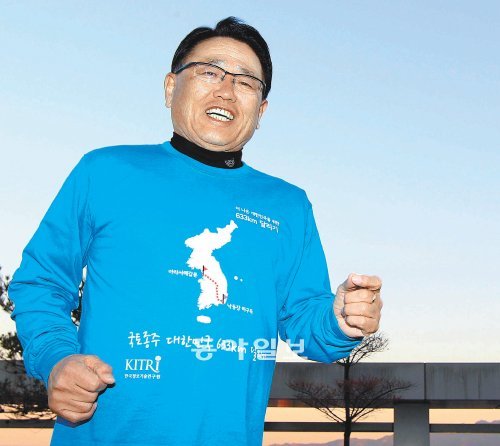 유준상 한국정보기술연구원장이 11월 29일 서울 구로구 구로동에 있는 연구원 옥상에서 ‘633km 국토달리기’ 코스를 그린 기념티셔츠를 입고 활짝 웃고 있다. 김재명 기자 base@donga.com