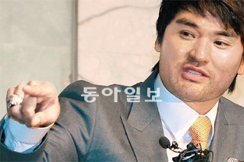 ‘울지마, 찬호!’ 메이저리그를 호령하던 영웅의 눈가에 눈물이 맺혔다. 박찬호는 30일 은퇴 기자회견에서 유니폼에 담긴 추억을 설명하던 도중 감정에 북받친 듯 울먹였다. 그는 이날 마지막 소속팀 한화를 상징하는 오렌지색 넥타이를 매고 나와 고향 팀에 대한 애정을 보였다. 양회성 기자 yohan@donga.com