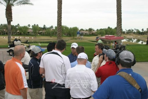 2일(한국시간) 미국 캘리포니아 주 라퀸타의 PGA 웨스트 골프장 스타디움·니클로스 코스에서 열린 Q스쿨 4라운드에서 공동 
24위를 기록한 김시우(가운데 흰색 모자)가 미국 취재진과 인터뷰하고 있다. 라퀸타(미 캘리포니아주)｜주영로 기자 
na1872@donga.com 트위터 @na1872