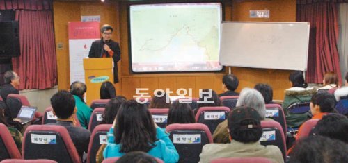 관객의 질의에 응답하는 김탁환 작가. 계룡문고 제공