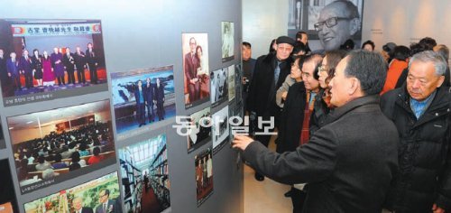 1일 개관식에 참석한 인사들이 2층에 마련된 김형석·안병욱 철학의 집에서 전시물을 관심 있게 지켜보고 있다. 양구군 제공