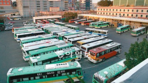 울산 남구 삼산동의 울산 터미널. 울산에서 가장 번화한 도심 한가운데 위치한 터미널은 2017년부터 시 외곽으로 이전된다. 이곳에는 롯데그룹이 100층 이상 초고층 건물을 짓는다는 구상이다. 울산시 제공