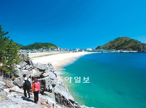 경북 동해안 국도 7호선이 문화가 흐르는 길로 탈바꿈한다. 사진은 관광객들이 10월경 7호선을 따라 조성된 경북 영덕군 블루로드를 걷고 있는 모습. 영덕군 제공