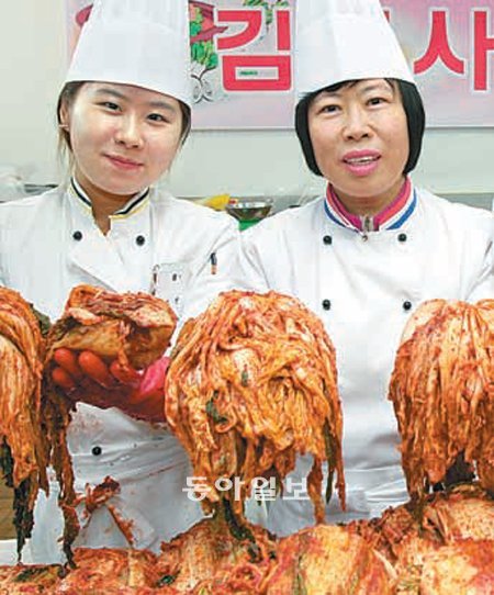 김귀순 구미대 교수(오른쪽)가 교내 조리실습실에서 학생들과 함께 만든 먹음직스러운 김장김치를 들어 보이고 있다. 구미대 제공