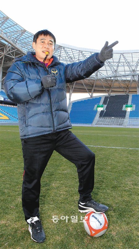 ‘프로축구 인천의 상위 리그행(行)을 위해!’ 시즌 초반 리그 바닥을 헤매던 인천을 ‘하위 리그 최강자’로 탈바꿈시킨 김봉길 감독이 왼손으로 하늘을 가리키는 포즈를 취했다. 그는 “비시즌 동안 조직력을 다듬어 다음 시즌에는 상위 리그에 오르겠다”고 말했다. 인천=김재명 기자 base@donga.com