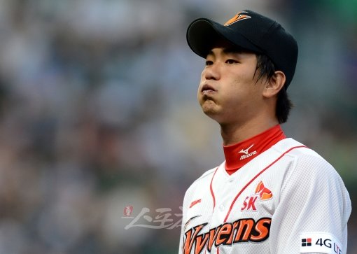 SK 김광현은 2011시즌부터 어깨 통증을 앓아왔다. 현재도 어깨 상태가 좋지 않다. SK는 김광현을 4일 미국으로 보내 정밀진단을 받게 할 계획이다. 검진결과에 따라 어깨 수술의 가능성도 배제할 수 없다.스포츠동아DB