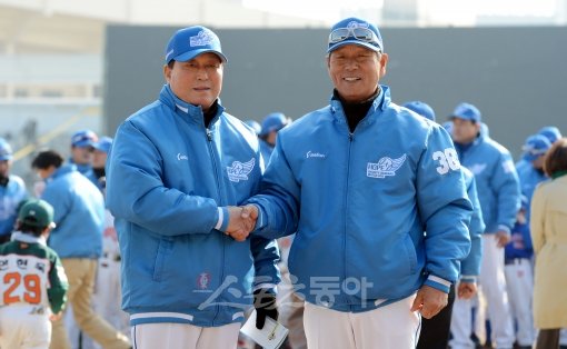 통일팀 감독을 맡은 김인식 한국야구위원회(KBO) 기술위원장(왼쪽)과 평화팀 사령탑 김성근 고양원더스 감독이 경기 전 선전을 다짐하고 있다. 마운드가 아닌 타석에 선 투수들의 모습은 눈길을 끌기에 충분했다. 수원｜김민성 기자 marineboy@donga.com 트위터 @bluemarine007