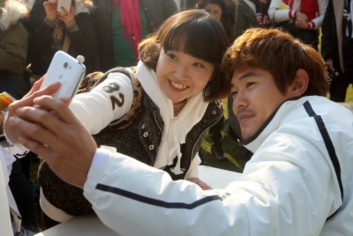 성적이 상승하자, 팬들 반응도 달라졌다. 올 시즌 두산 에이스 역할을 한 노경은(오른쪽)이 2일 잠실구장에서 열린 ‘곰들의 모임’에서 한 여성팬과 다정하게 기념 사진을 찍고 있다. 사진제공｜스포츠코리아