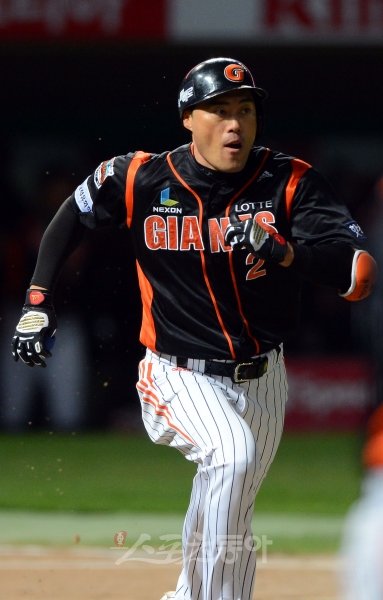 2013년 페넌트레이스 일정과 관련해 롯데가 강력 반발하고 나서 귀추가 주목된다. 내년 시즌 선수단 주장에 복귀한 조성환도 “말도 안 되는 일정”이라며 구단과 입장을 같이 했다. 스포츠동아DB