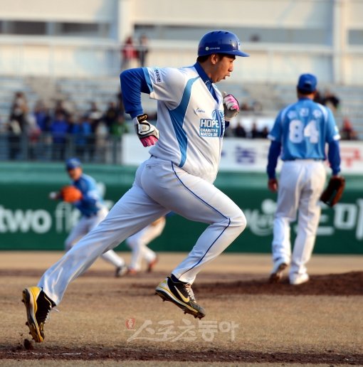 윤희상(SK)이 타격폼부터 달리는 모습까지 ‘이대호(오릭스) 완벽 빙의’로 박수갈채를 받았다. 수원｜김민성기자 marineboy@donga.com 트위터 @bluemarine007