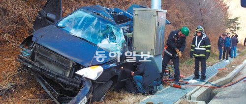 새누리당 박근혜 대선후보의 유세 일정을 수행하던 이춘상 보좌관 등을 태운 카니발 승합차가 2일 강원 홍천군 두촌면 자은리 국도 44호선에서 추돌사고 직후 크게 파손된 모습. 홍천소방서 제공