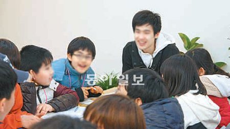 명문대생이 멘토링을 진행하는 모습