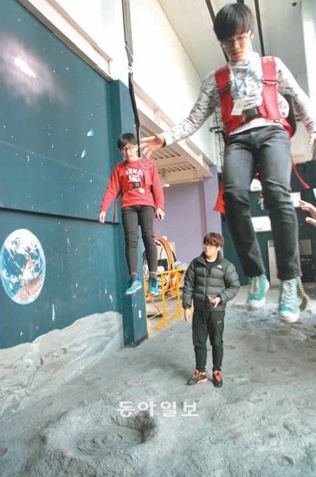 지난달 17일 경북 예천군 예천천문우주센터를 방문한 ‘기자원정대-예천편 1기’ 참가 학생들이 달에서 느낄 수 있는 중력을 체험하는 모습