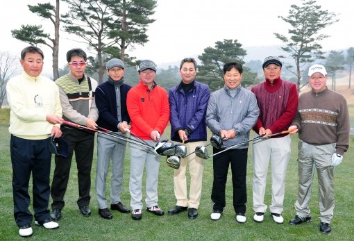 3일 경기도 이천시 휘닉스스프링스CC에서 열린 제31회 야구인 골프대회에서 LG 김기태, 롯데 김시진, 넥센 염경엽, 삼성 
류중일, 두산 김진욱, SK 이만수, KIA 선동열, NC 김경문 감독이(왼쪽부터) 기념촬영을 하고 있다. 두산 김진욱 감독은 
참가자 중 가장 먼 295야드짜리 티샷을 날려 ‘롱기스트’의 영예를 안았다. 사진제공｜스포츠코리아